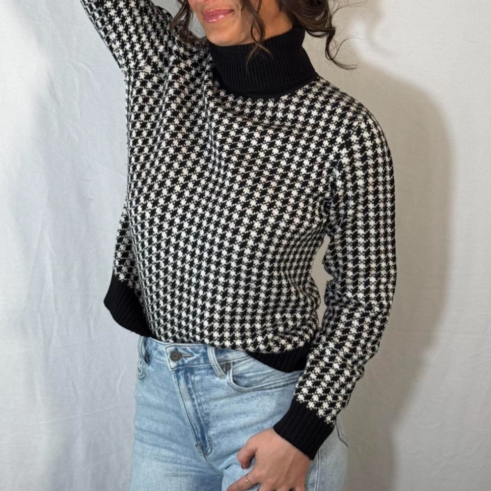 Evan Picone Black & White Houndstooth Turtleneck Sweater